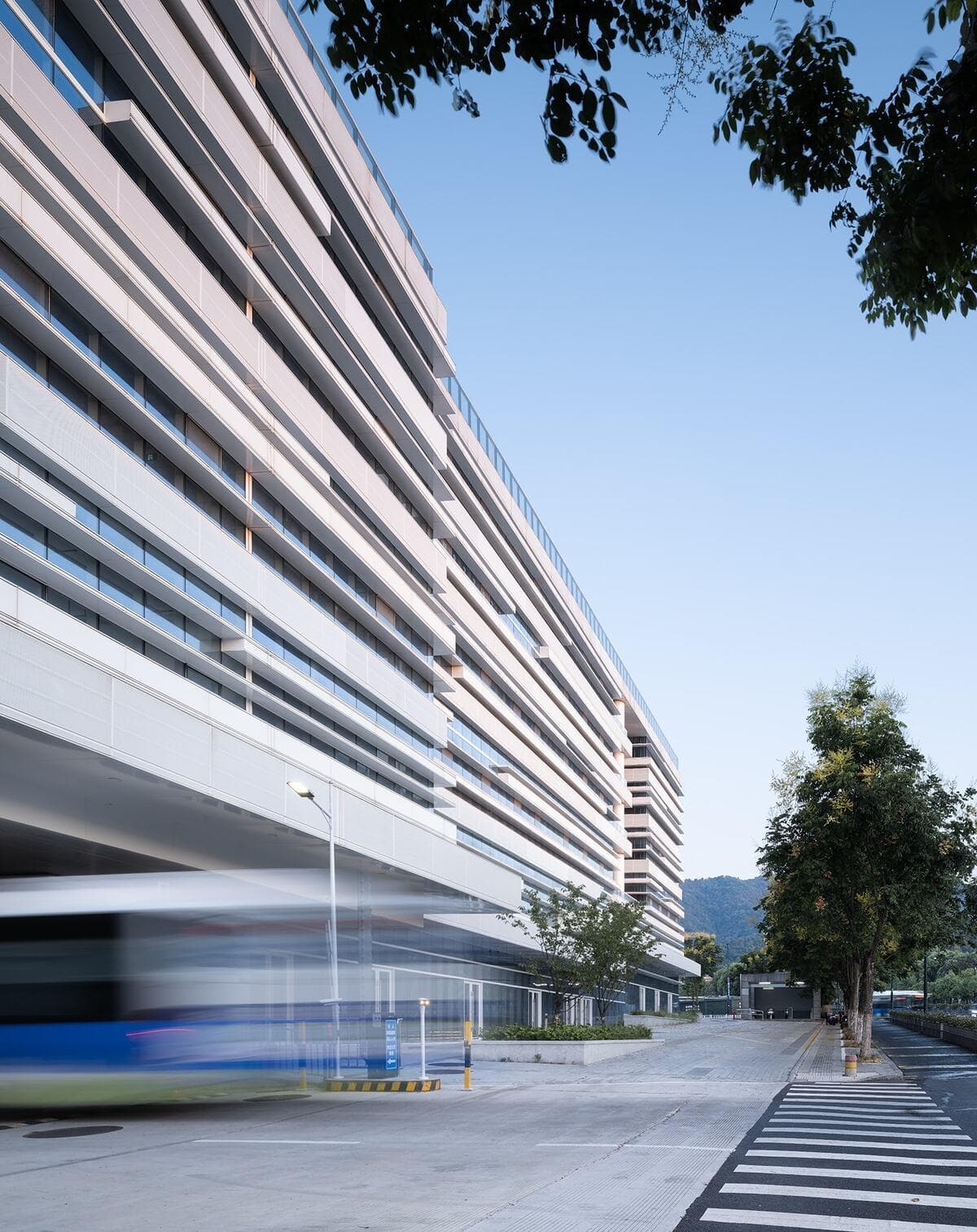 自然的过客：杭州汽车西站公交枢纽站 / 浙江大学建筑设计研究院
