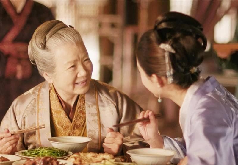 中国古代餐具演变史：从陶器到瓷器，解读饮食文化的千年变迁