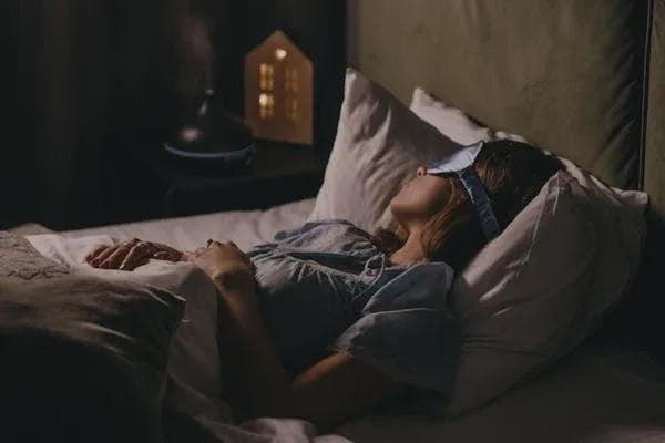 如果你躺床上很久都睡不着，不妨试着这样做