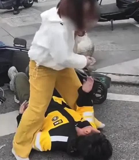重庆警方通报：醉酒女子殴打外卖员被刑拘，事件引发社会关注