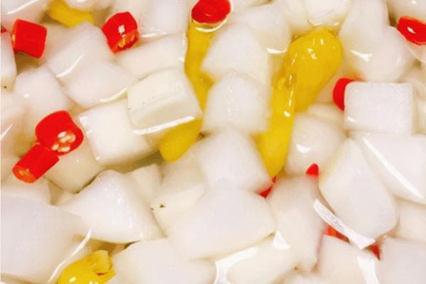 酸萝卜，以其爽脆可口、酸辣开胃的特点，深受食客喜爱