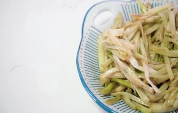 清炒白芹：简单易做的夏季解暑佳品