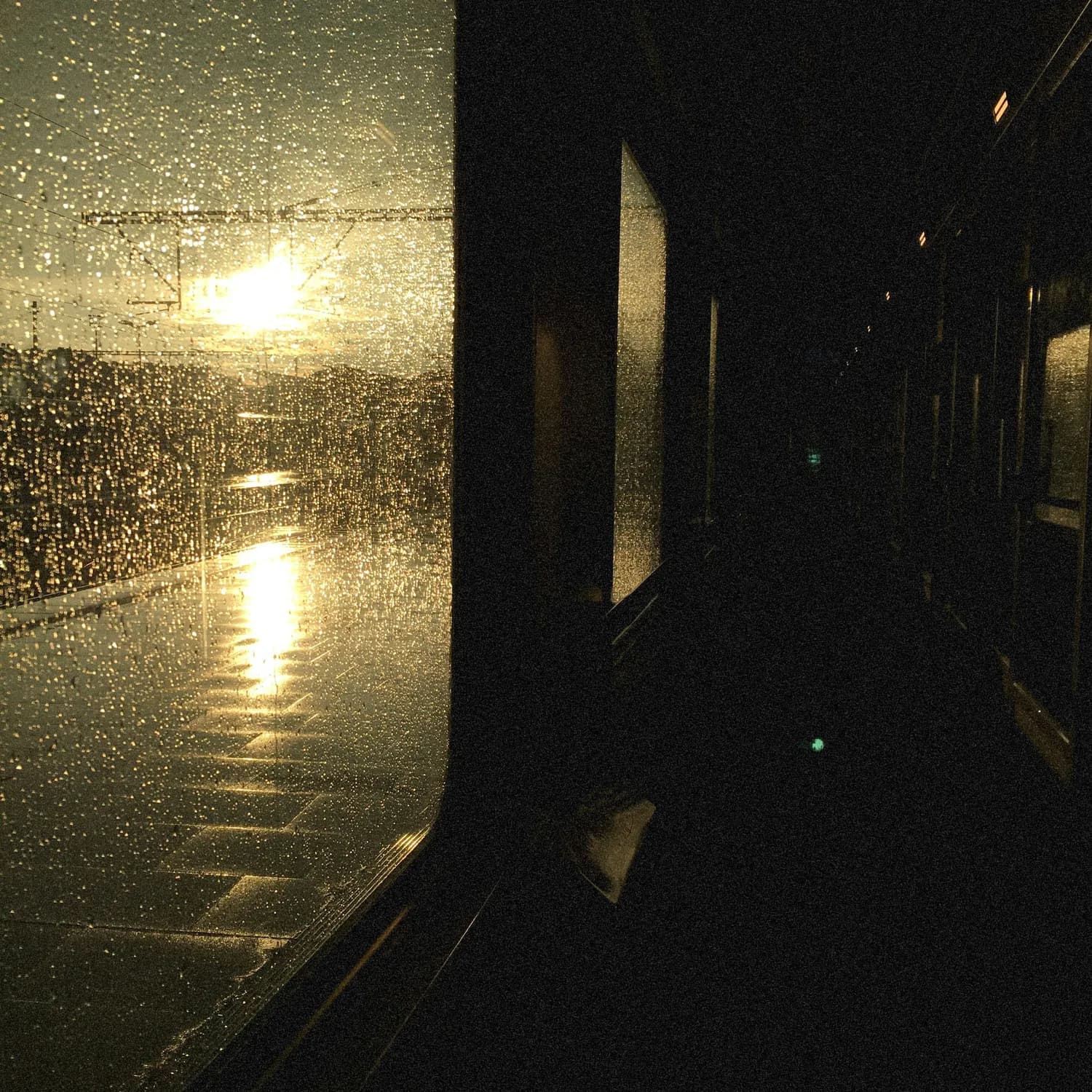 雨声中的动漫情怀：《你的名字》与《秒速五厘米》
