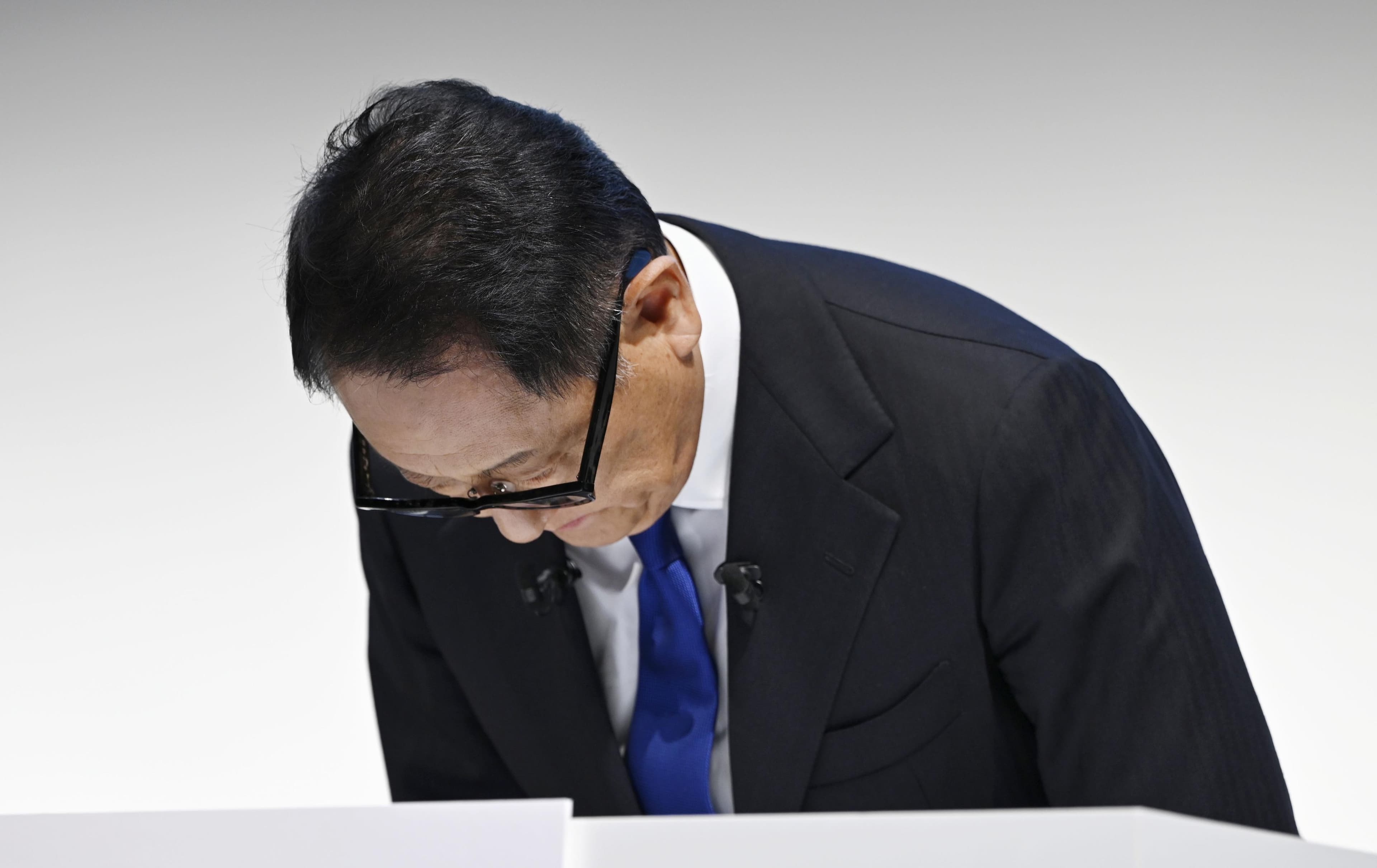 “鞠躬仙人”层出不穷，日本经济或许该靠边站了
