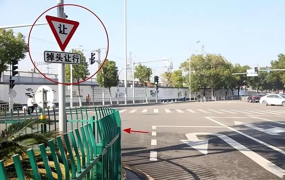 红灯时在虚线处直接掉头，为什么会判闯红灯？我来告诉你为啥