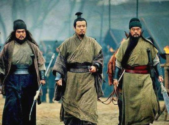 蜀汉三杰的封侯之谜：张飞、诸葛亮与关羽的爵位差异