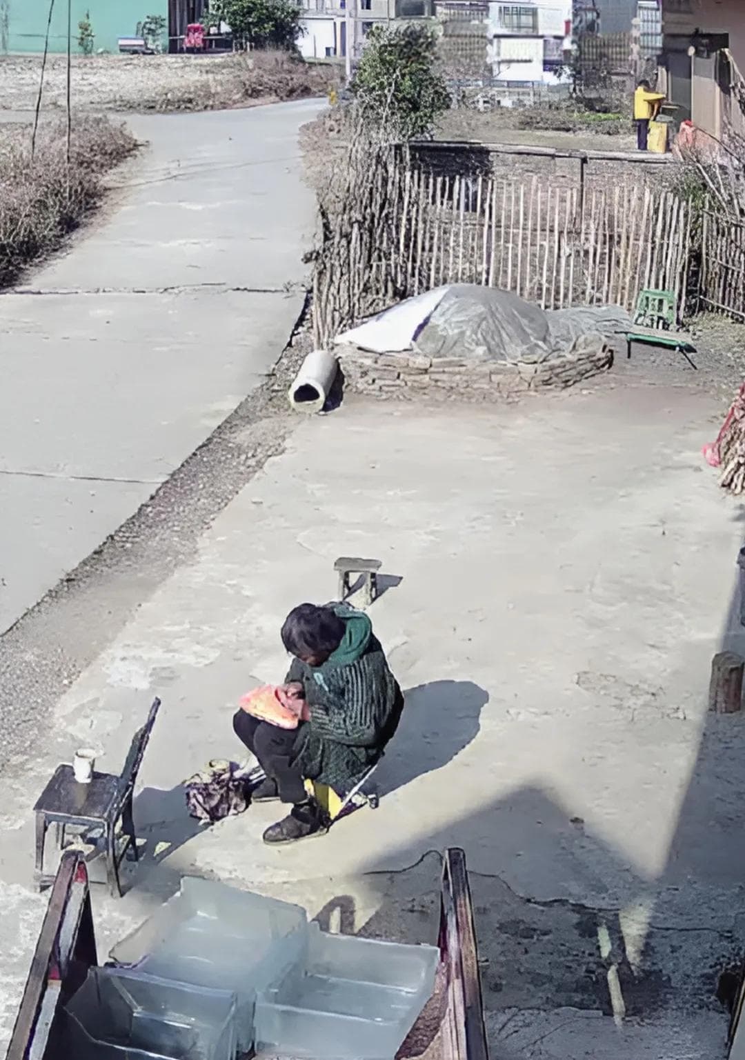 监控里妈妈一个举动让她泪奔：是家人软化了不想回家的心