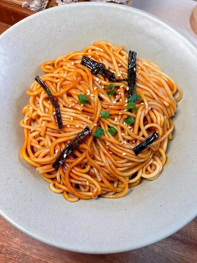 葱油拌面制作教程：从食材准备到成品呈现的详细步骤