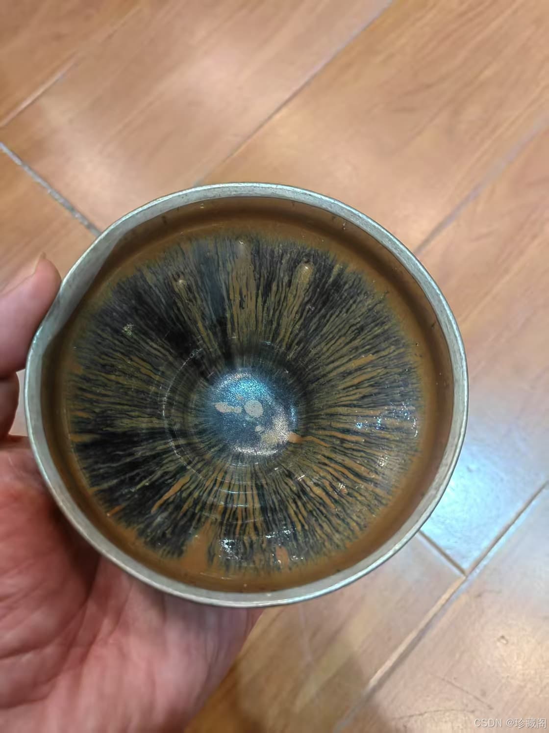 建窑曾为宫廷烧制“供御”“进琖”款茶盏，兔毫、油滴等名品被视为茶器之冠。
