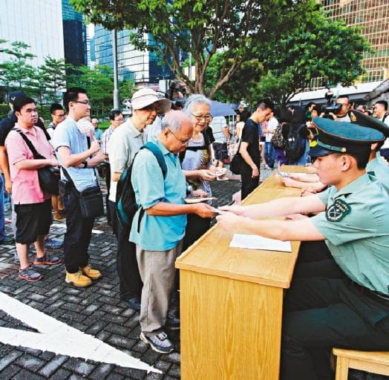 驻港部队开放日为何能让港人通宵排队等票？看看这些图就知道