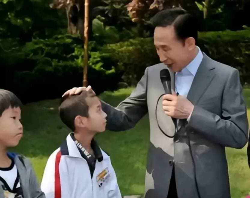 李明博：这两大举动，让他赢得尊重与赞誉！