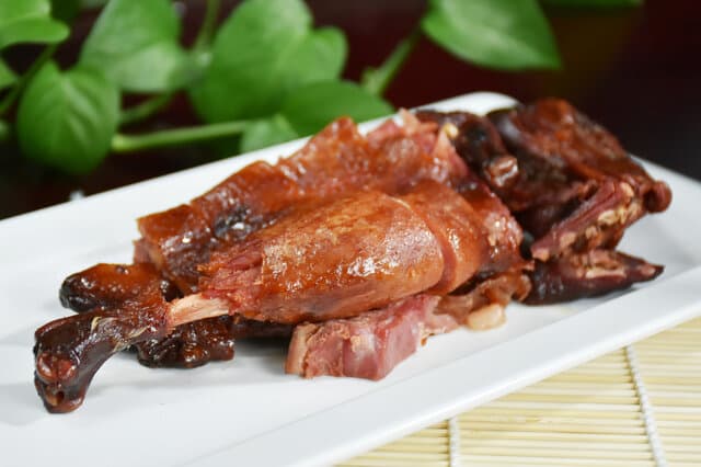 铜仁十大名菜：从松桃卤鸭到苗家棒棒猪，每一道都是舌尖上的传承