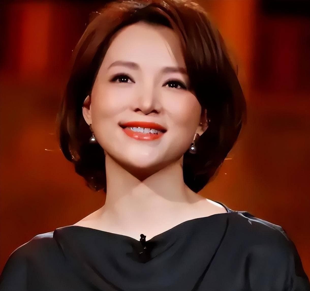 董卿：从“央视一姐”到文化传承者