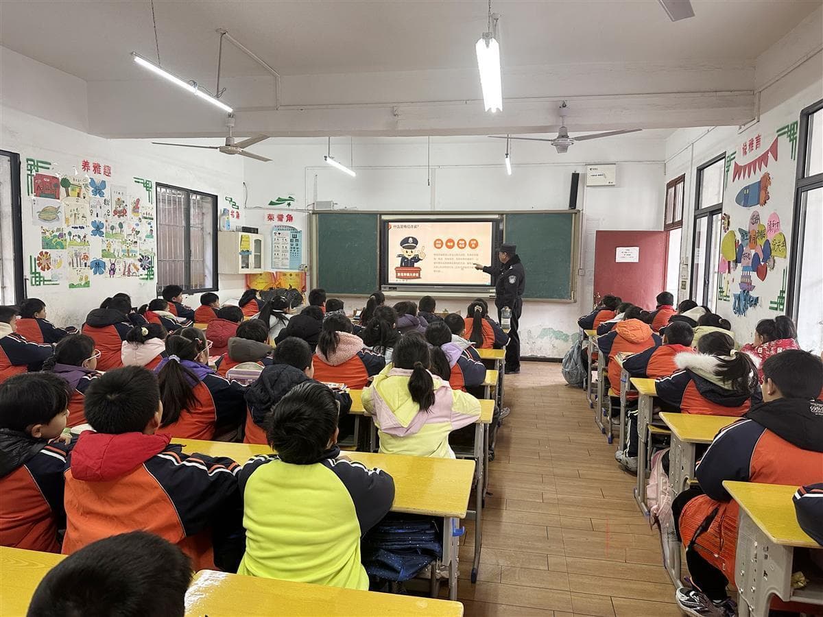 反诈进校园，枣阳民警为师生筑牢“防骗墙”