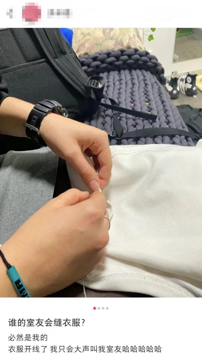 “我妈给大家寄来好吃的了！”“说啥呢，这明明是咱妈寄的……”