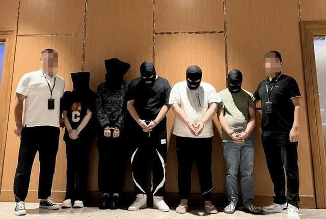 中国警方跨国抓捕真实画面，解救百位被囚禁同胞，看完不再想出国