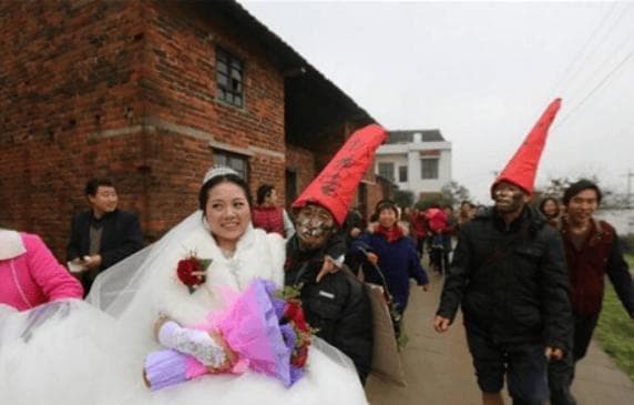 农闲时节办婚事，中国农村婚俗三十年变迁
