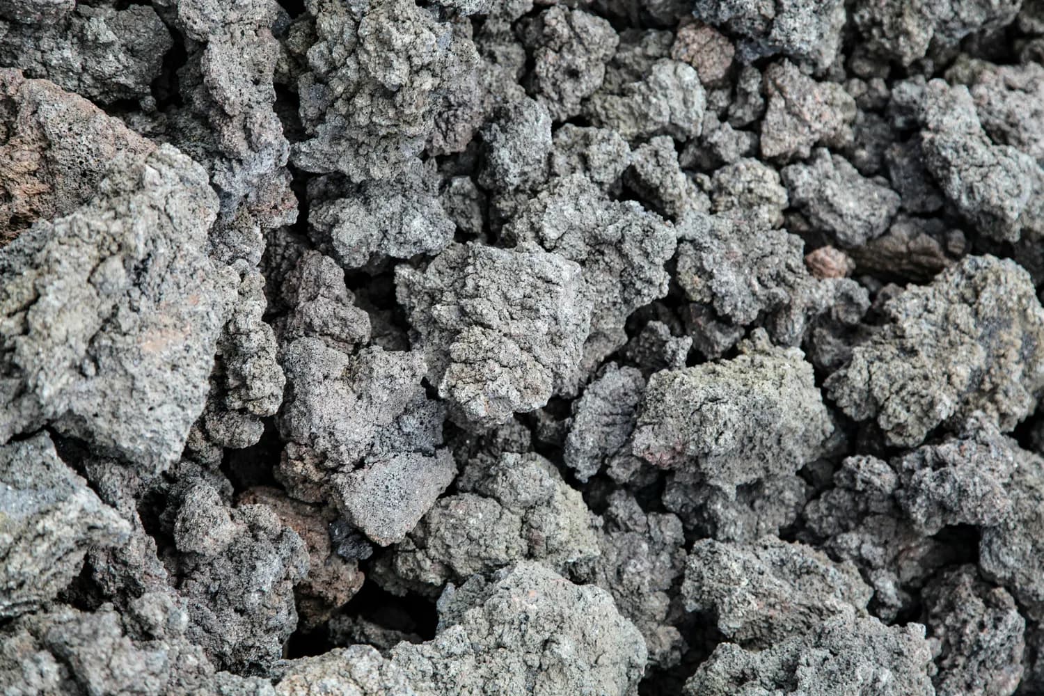 亮黑色火山石：打造梦幻花园的秘密武器