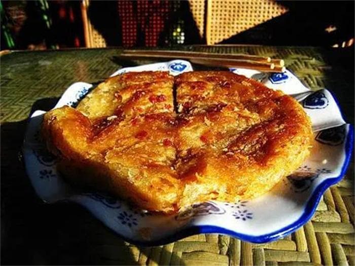 丽江十大美食：从丽江粑粑到东巴烤鱼，每一道都凝聚着纳西族的智慧与匠心