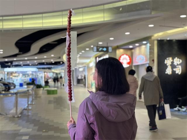 一米糖葫芦走红：从网红甜品到情感寄托