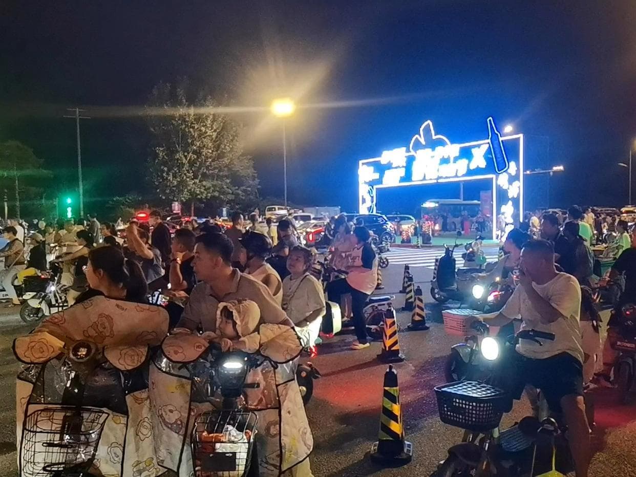 燕潮夜市火了，交通拥堵等问题显现，多方协作力保秩序与生活和谐
