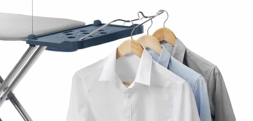 不用熨斗去除衣服折痕的自制技巧