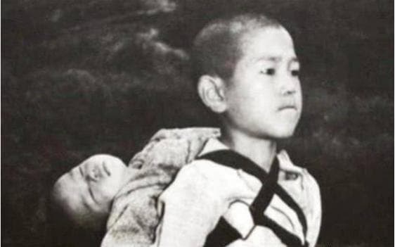 那个原子弹爆炸后，背“亡弟”去火葬场的日本小男孩，后来怎样了