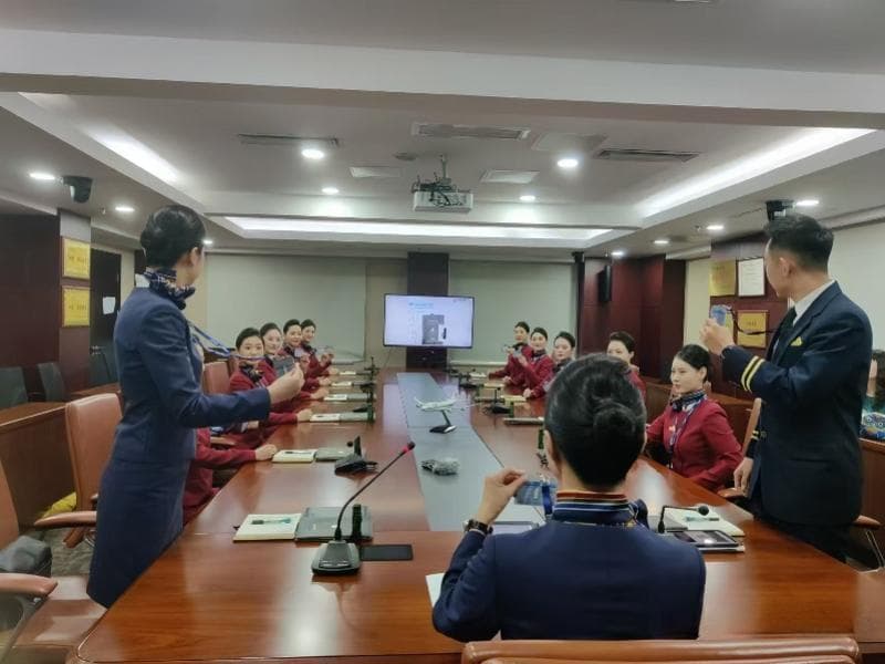 飞机失火、颠簸、遭遇迫降怎么办？空乘人员展示这些隐性技能