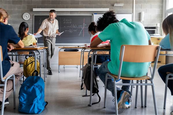美国留学：校内宿舍 vs 校外租房，哪个更适合你？