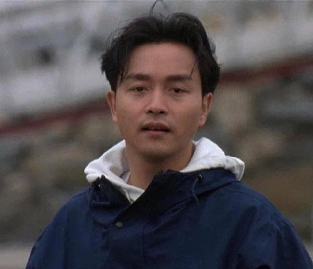 张国荣去世21年依然被怀念，音乐与电影成就谁更大？