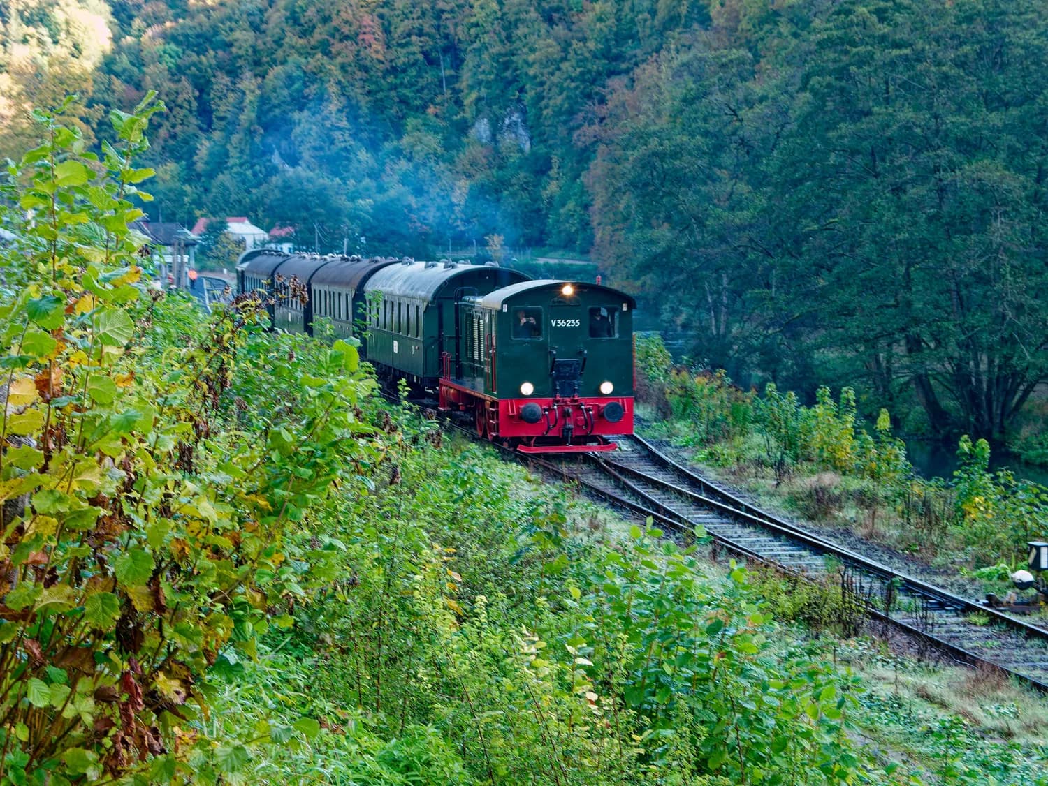 明月山网红小火车：宜春必打卡的高山观光之旅