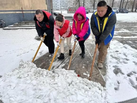 白雪更映“志愿红”！我市志愿者清雪大军在行动