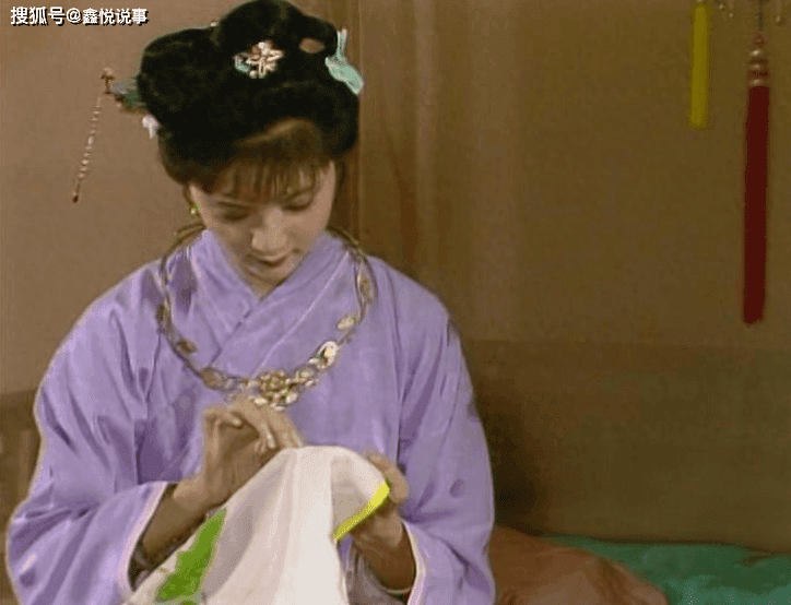 薛宝钗为什么戴上红麝串会羞？其实博学的她，知道那玩意儿的妙处！