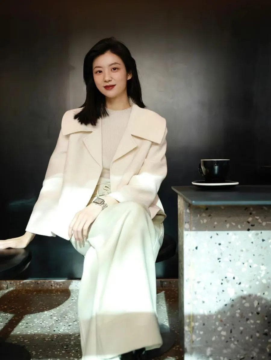 想穿出“减龄感”的女人，春天不要错过白色衣服，显年轻又大气