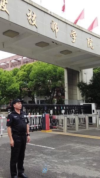 这位保安大叔不简单 竟有消防员、救护员、初级社工等多种证书
