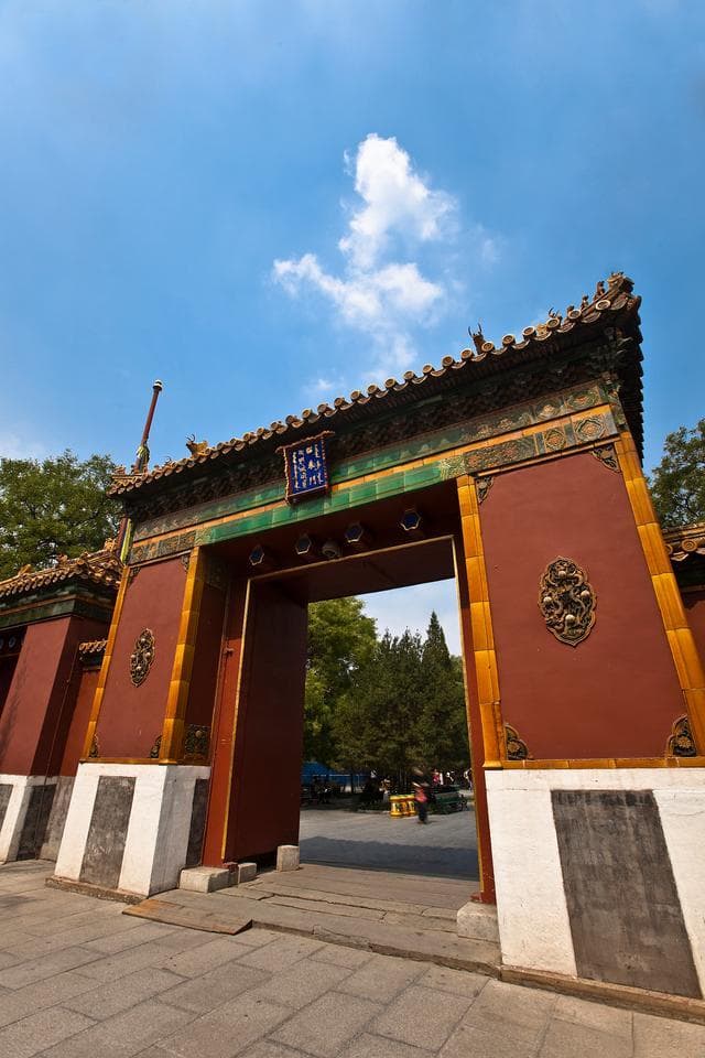 解密中国寺庙：殿堂布局与佛像象征的佛教文化