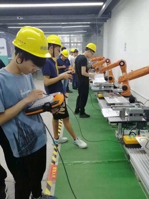 国内工业机器人培训机构哪家强？设备、师资、就业支持全方位对比