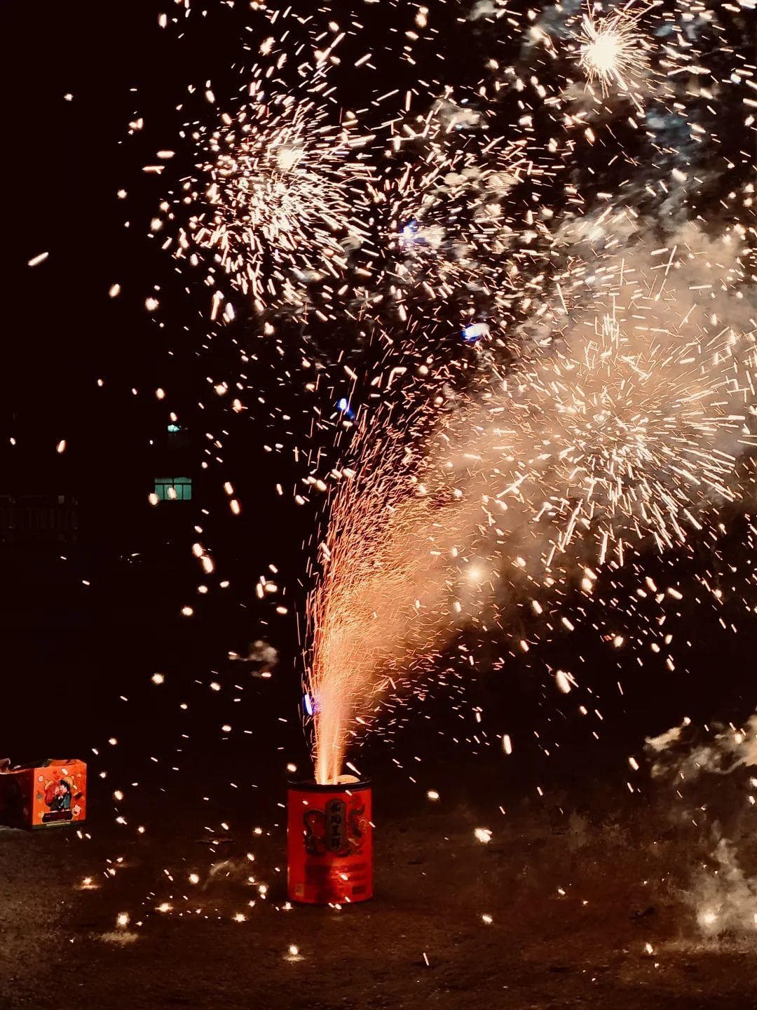 过年放的烟花，是怎么做到有这么多颜色的？
