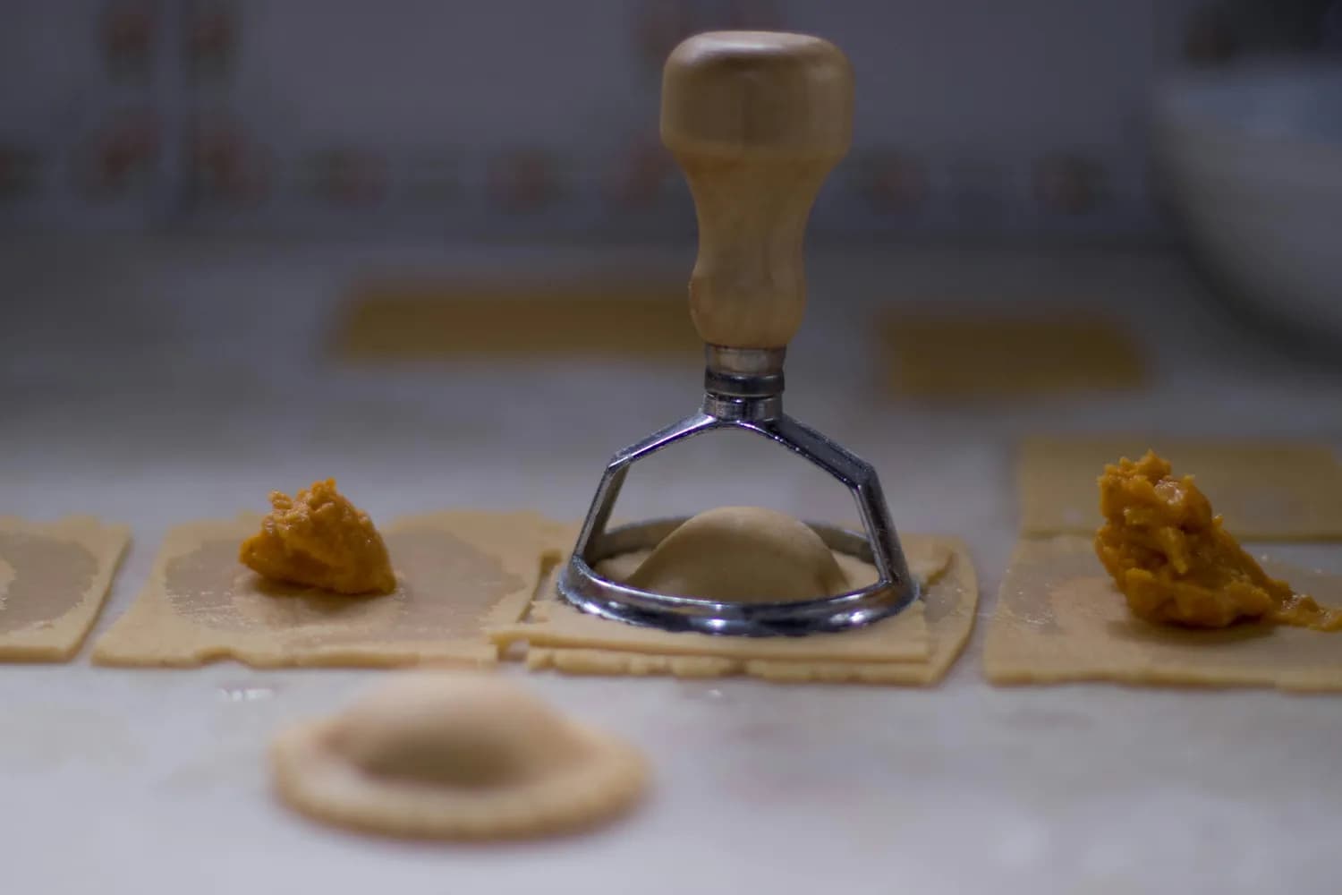 外国人包饺子的新花样，你见过吗？