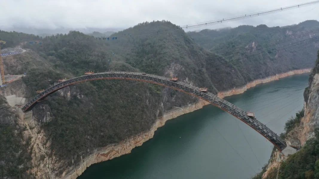贵州：瓮马铁路乌江特大桥主拱圈顺利合龙