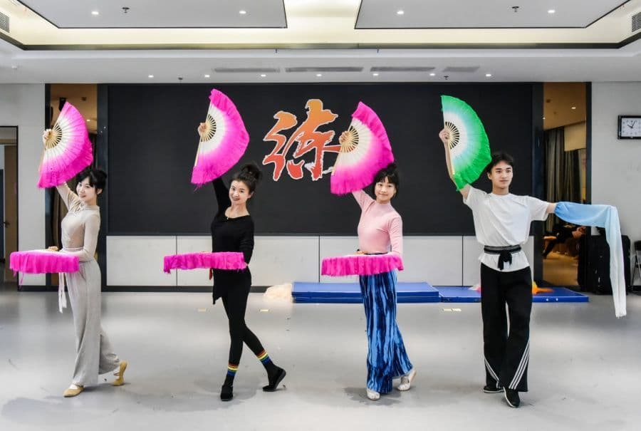地方小剧种缘何闹出大动静 揭秘赣南采茶戏的“出圈”密码