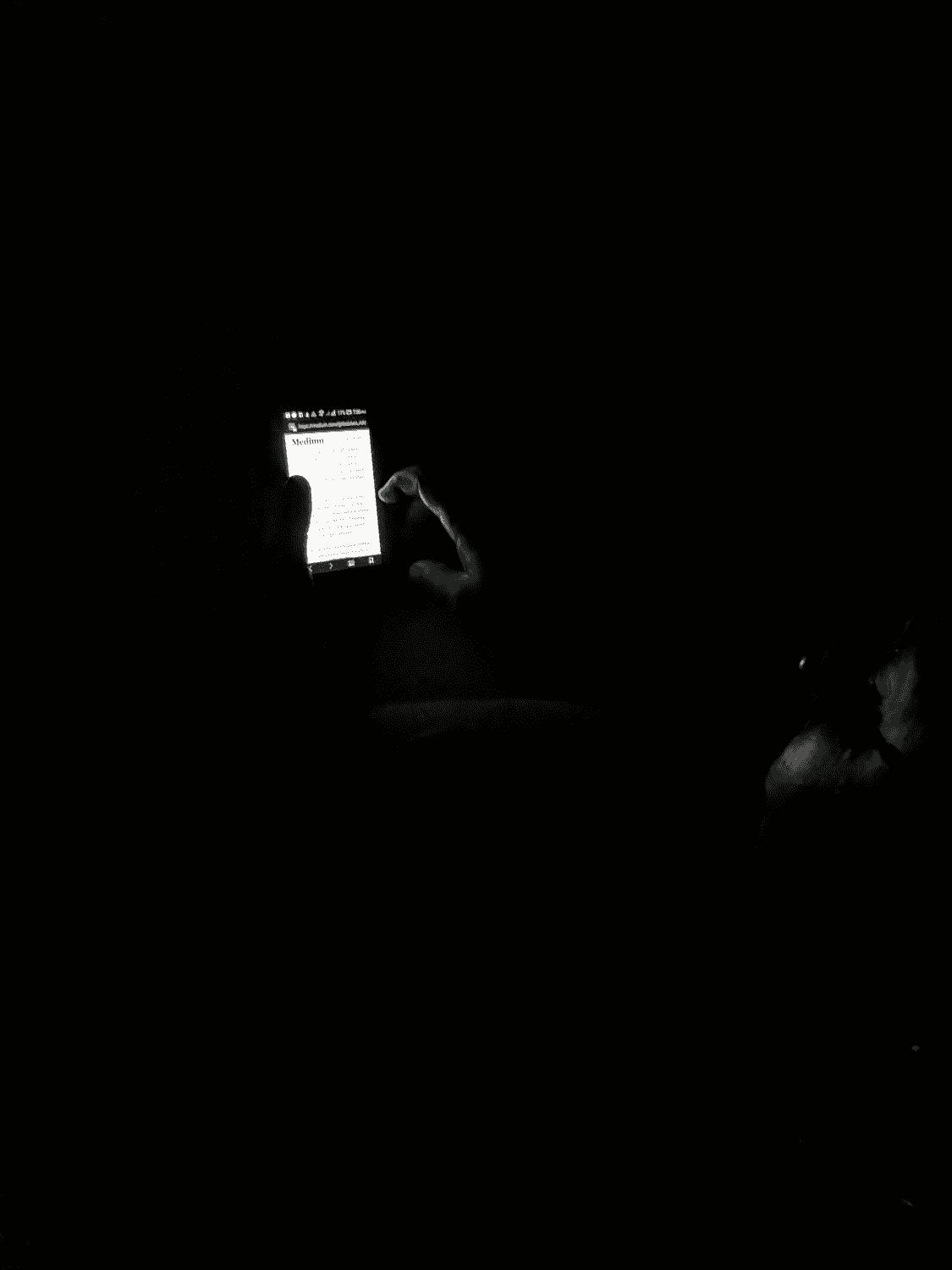 大学生熬夜玩手机：睡眠质量与心理健康的影响及应对之道