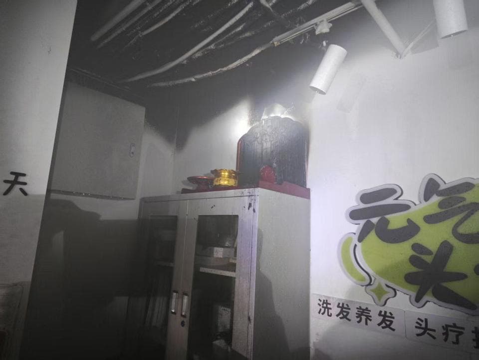 商家供奉财神，香烛引发火情！得亏神龛之上有件“神器”