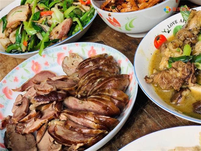十道经典重庆年菜：折耳根、腊肉到烧白，满满都是家的味道