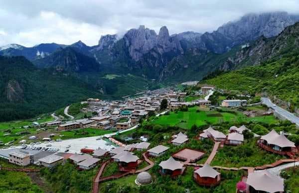 扎尕那达日村：观景赏日出，体验纯正藏族风情