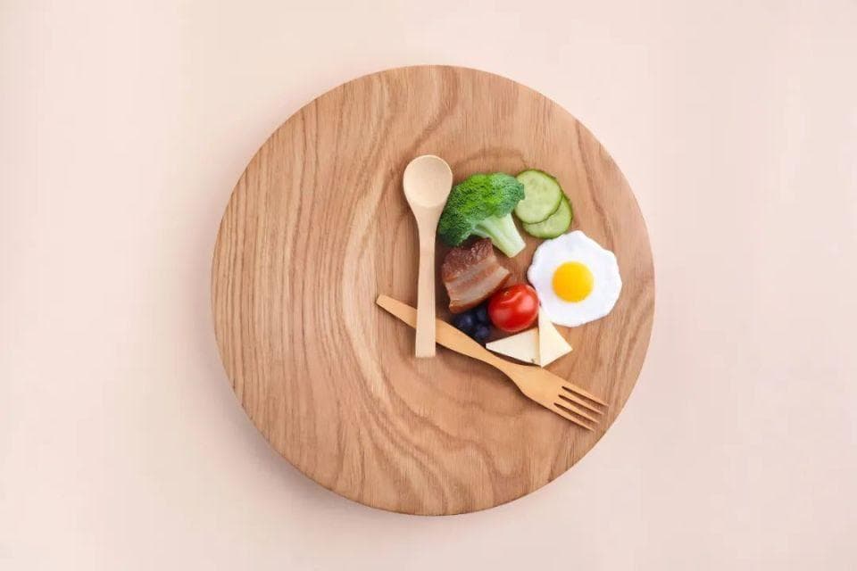 新研究：14小时禁食改善脂肪肝，但节食减肥不可取