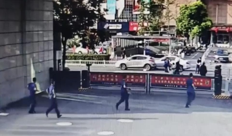 杭州消防站门口突发车祸，消防员秒出警紧急救援