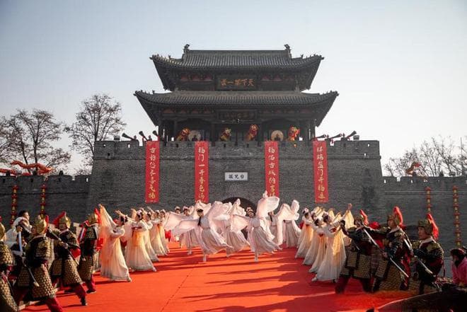 台儿庄古城开福门，运河大集迎新春