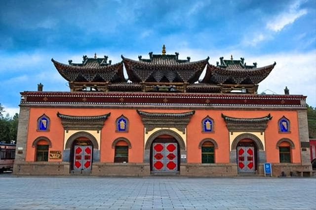 西宁十大景点全攻略：从塔尔寺到野生动物园，领略高原明珠的独特魅力