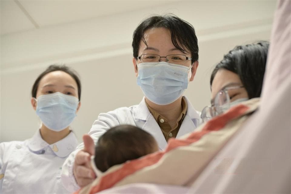 孕妈感觉胎动减少，医护紧急剖宫产“解救”，宝宝竟脐带绕颈五周